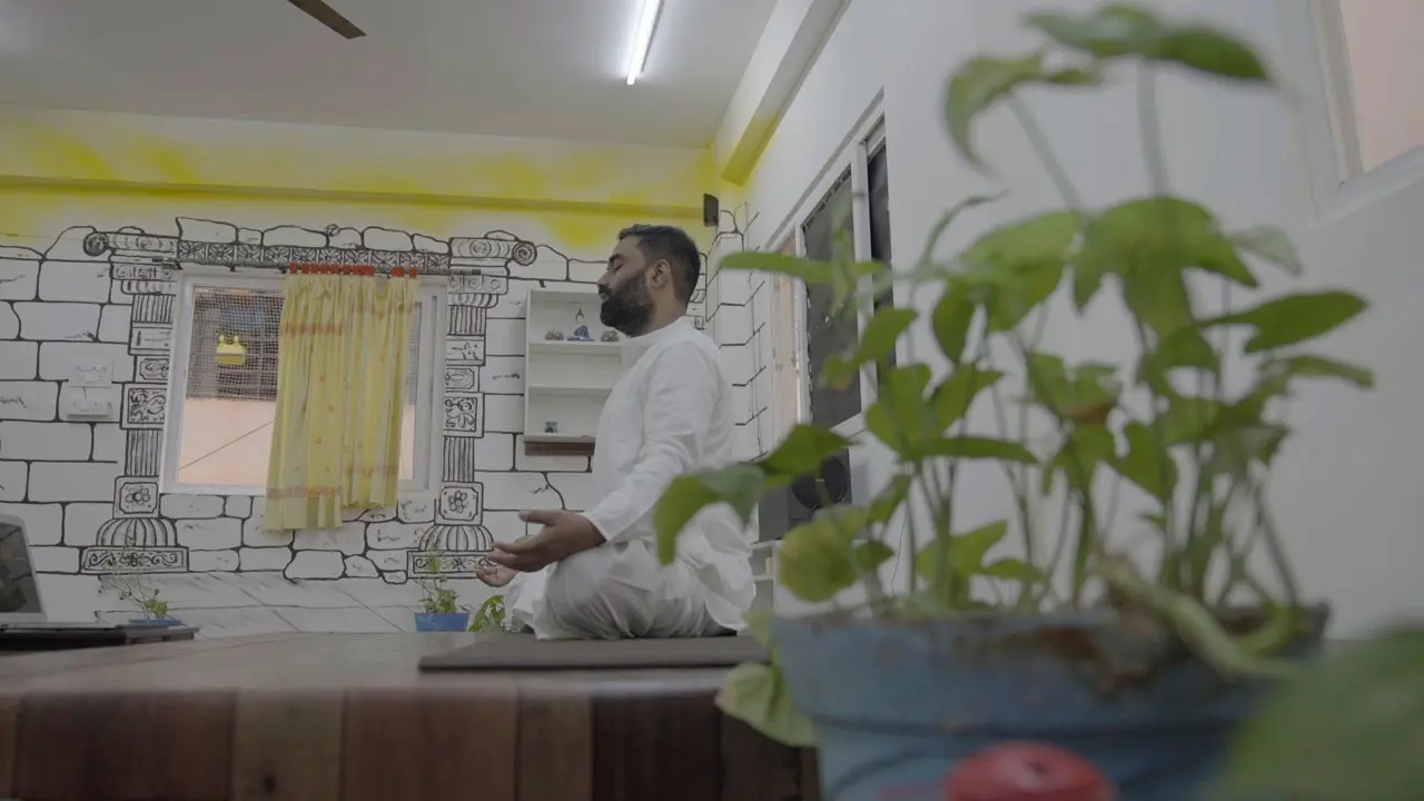Yoga trainer live in virtual studio — Navyoga Har Ghar Yoga