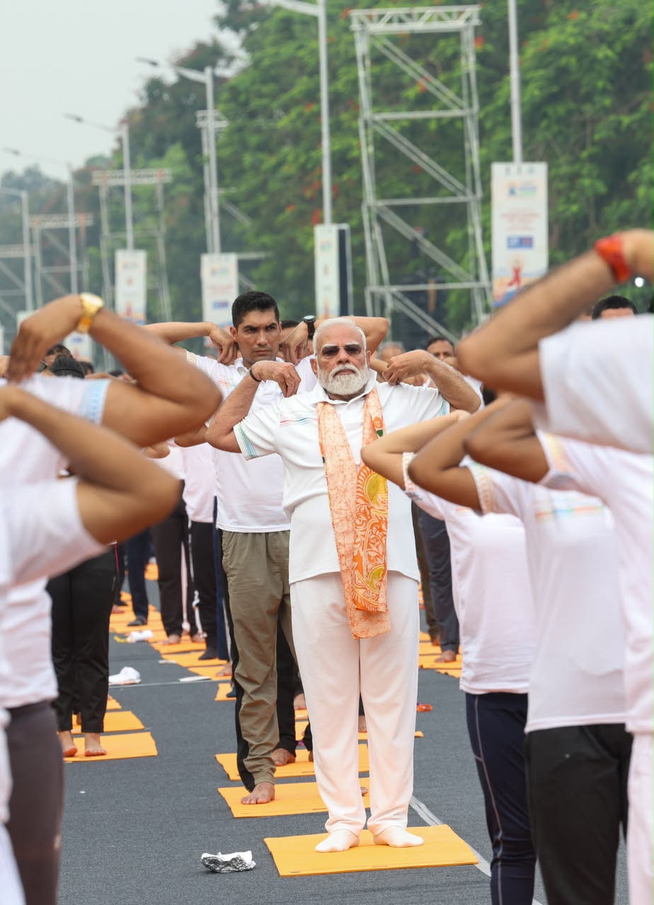 PM Modi demonstrating joint mobilisation during the IDY 2026 mass session.