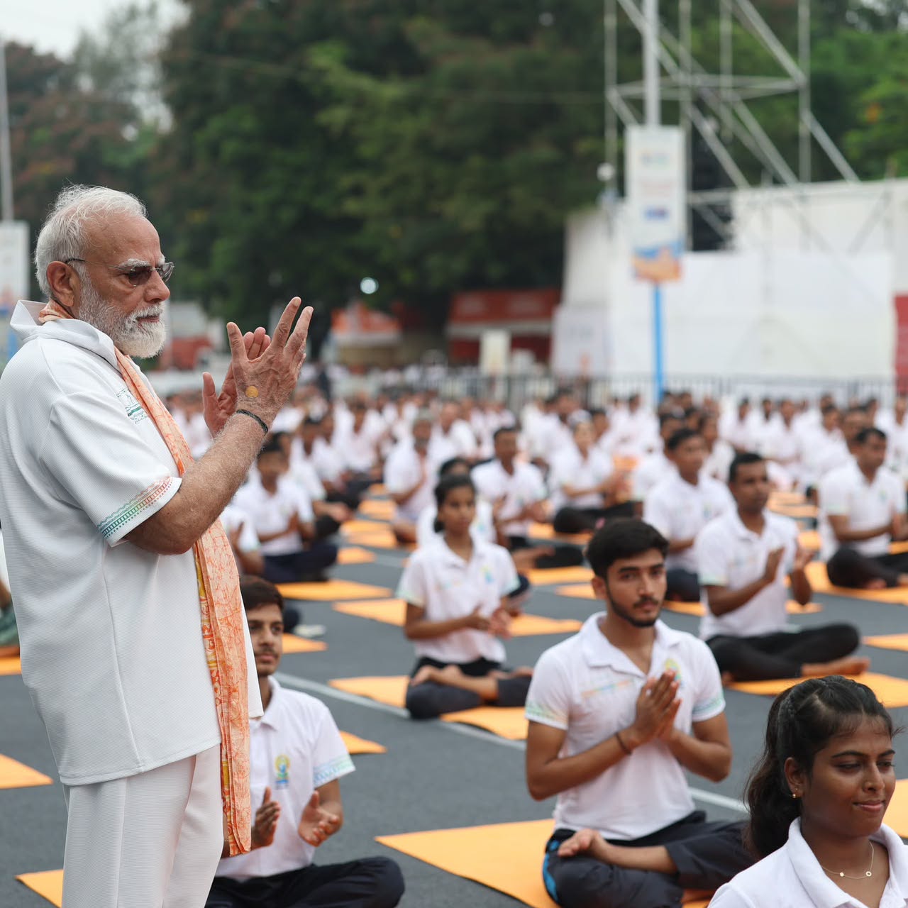PM Modi guiding participants through the session.